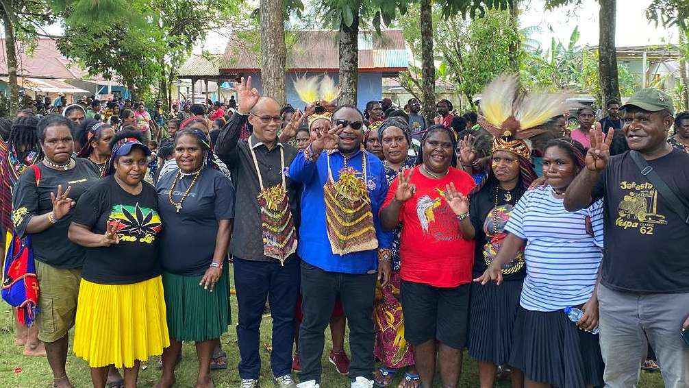 bakar-batu-juliana-beanal-tuan-rumah-potong-babi-aiye-harus-pimpin-mimika