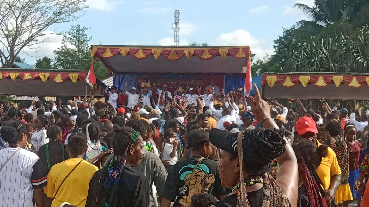 ribuan-warga-kwamki-narama-sambut-joel-sepakat-bungkus-suara