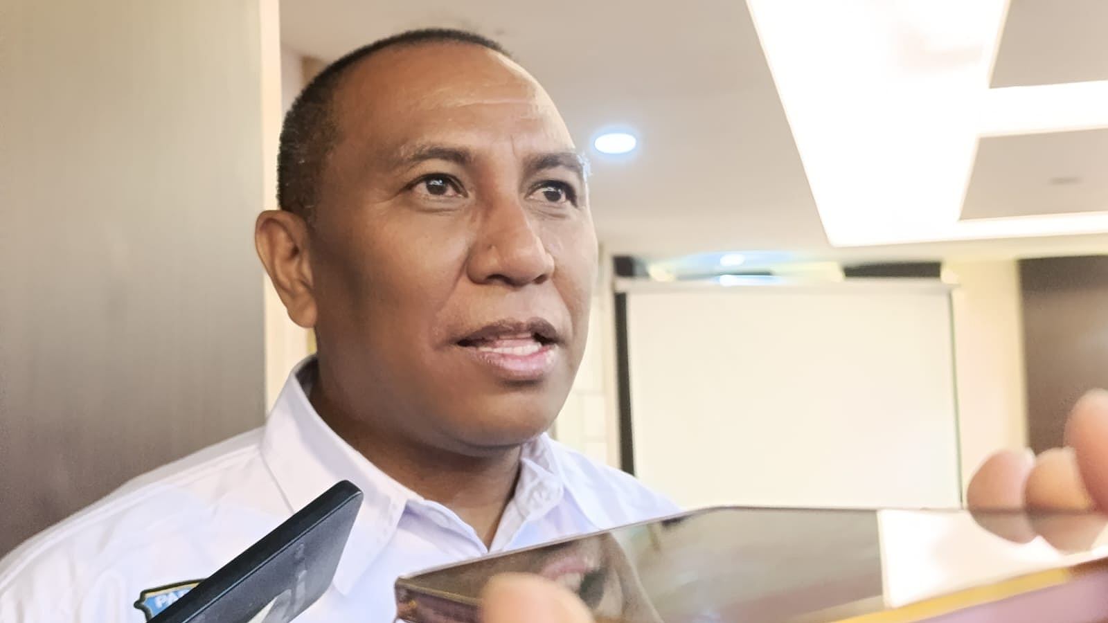 Staf Ahli Bidang Ekonomi dan Pembangunan Setda Mimika, Inosensius Yoga Pribadi saat memperkenalkan aplikasi Si-Monika, foto; Martha/Papua60detik