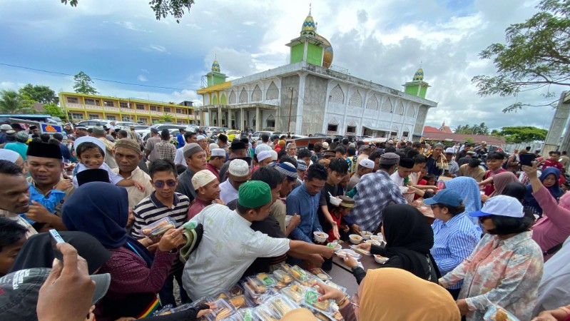 jumat-berkah-aiye-berbagi-2500-paket-makanan-di-sp2