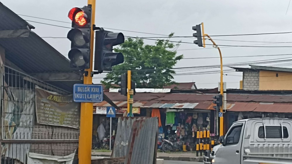 Rambu Belok Kiri Ikuti Lampu di  persimpangan jalan Timika. Foto: Eka/Papua60detik