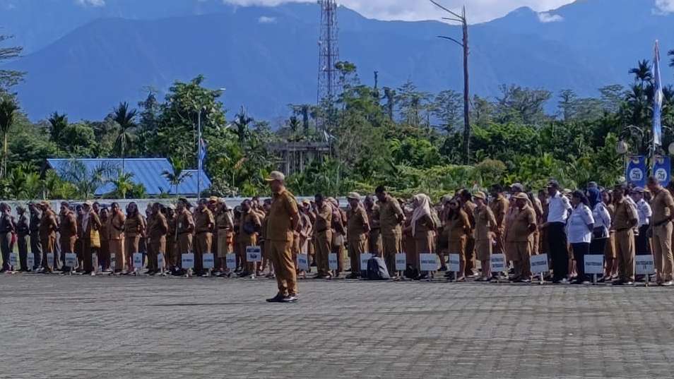 Pegawai Pemkab Mimika ikut apel pagi. Foto; Martha/ Papua60detik