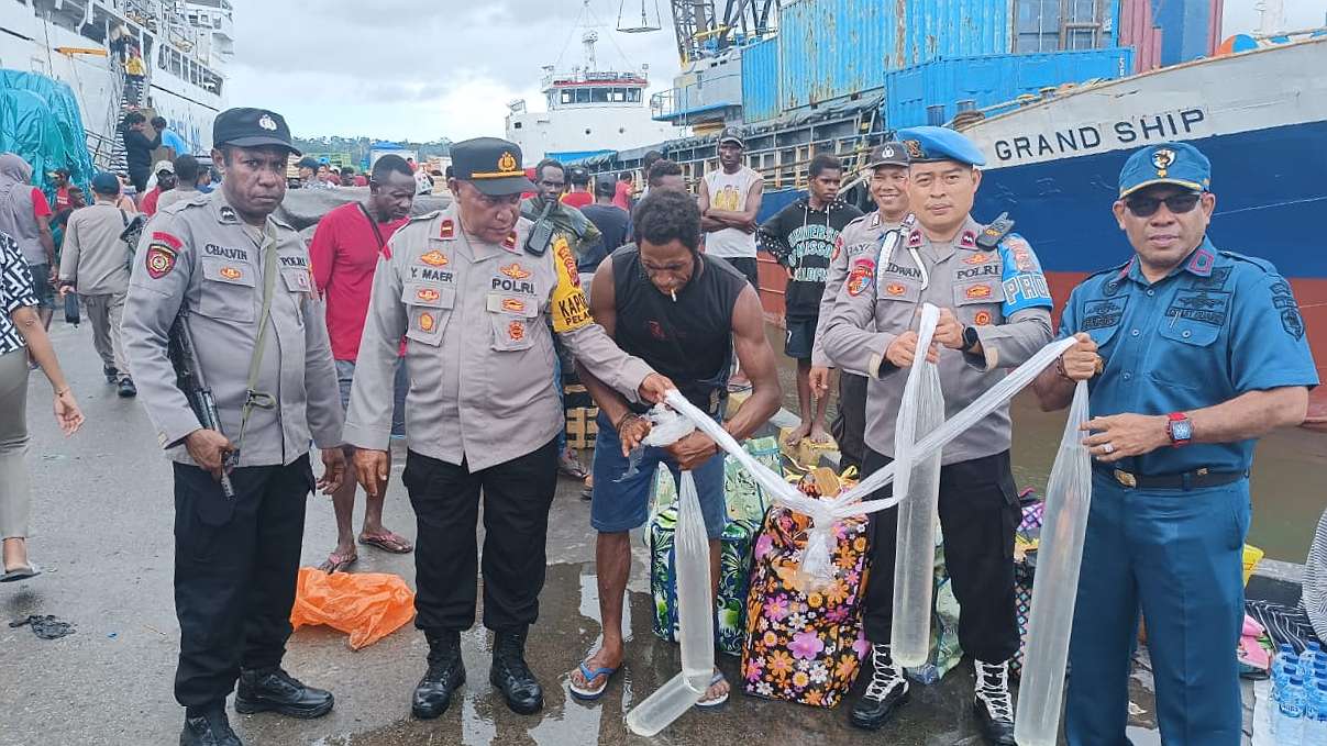 polisi-sita-ratusan-liter-miras-saat-km-tatamailau-sandar-di-pomako