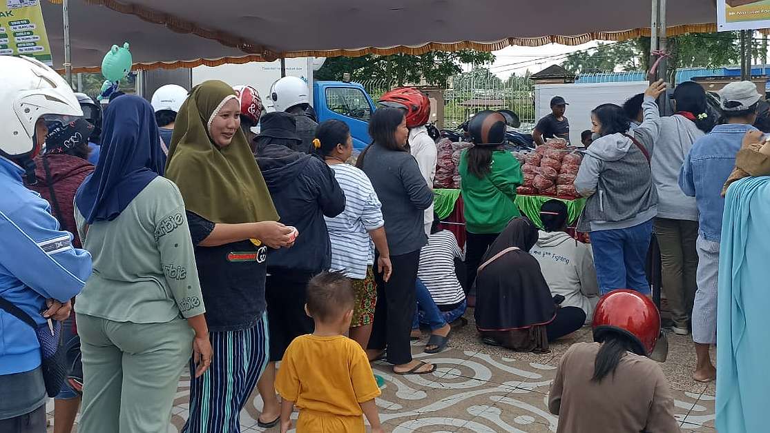 hari-pangan-sedunia-warga-mimika-antre-belanja-pangan-murah