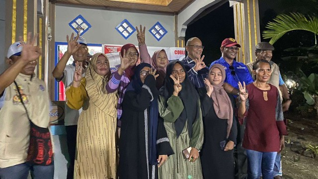 Relawan Maluku Jalur 3 Wanagon bersama Calon Wakil Bupati Mimika, Yusuf Rombe, menyatakan dukungan kepada AIYE, Foto: Faris/ Papua60detik