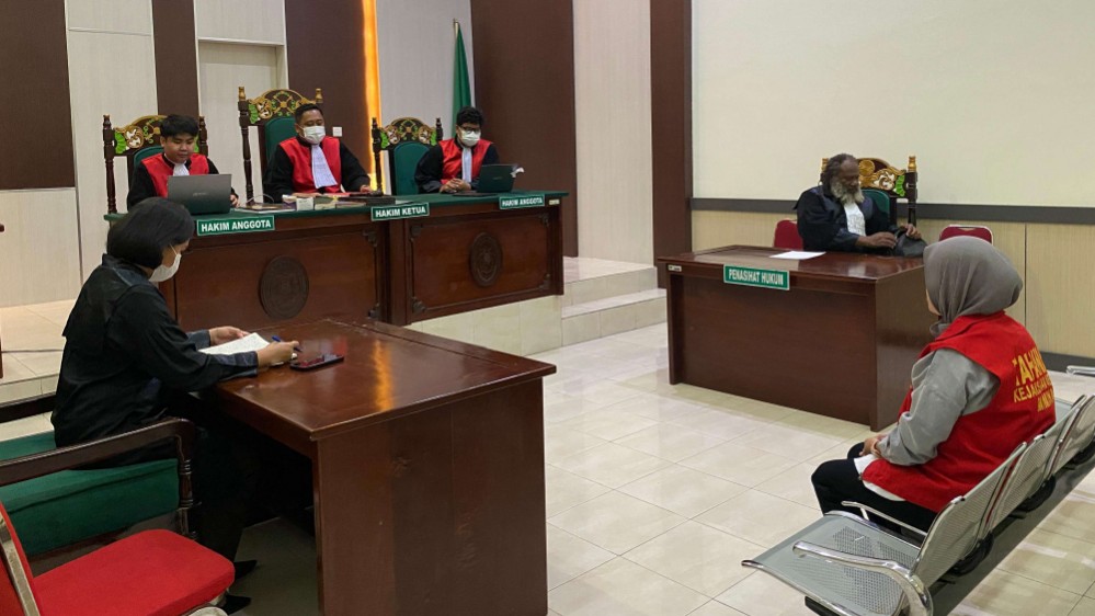 RS saat dijatuhi hukuman 10 bulan penjara oleh PN Timika karena terbukti menjual kosmetik berbahan berbahaya. Foto: Istimewa