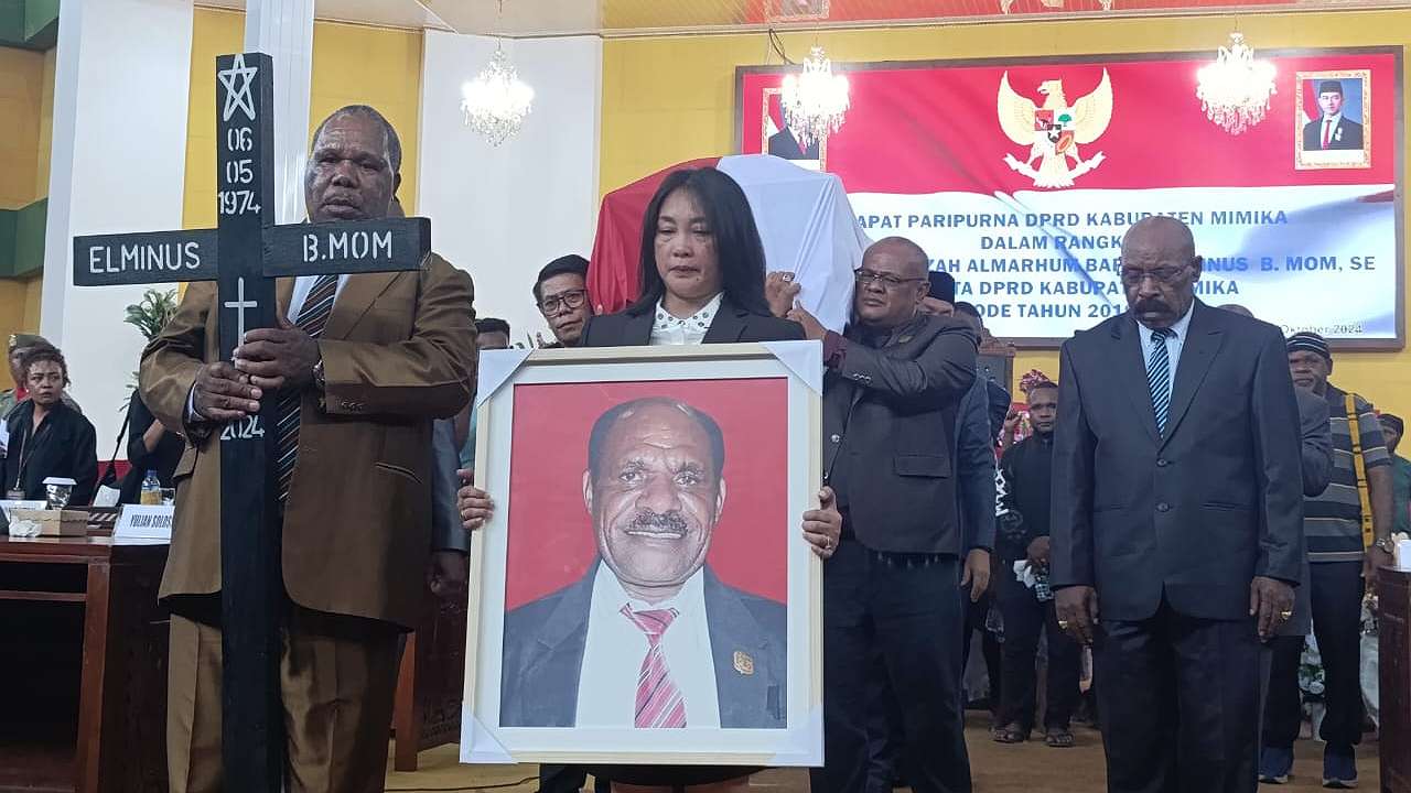 dprd-mimika-prosesi-penghormatan-kepada-almarhum-elmimus-mom