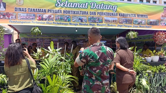 Pimpinan OPD dan jajaran Forkopimda mengunjungi salah satu stand pelaku usaha di pameran Pembangunan Dan Promosi Daerah Mimika Smart City di halaman Graha Eme Neme Yauware. Foto; Martha/ Papua60detik
