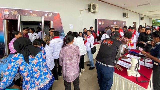 debat-paslon-pendukung-padati-arena-di-gor-futsal-mimika