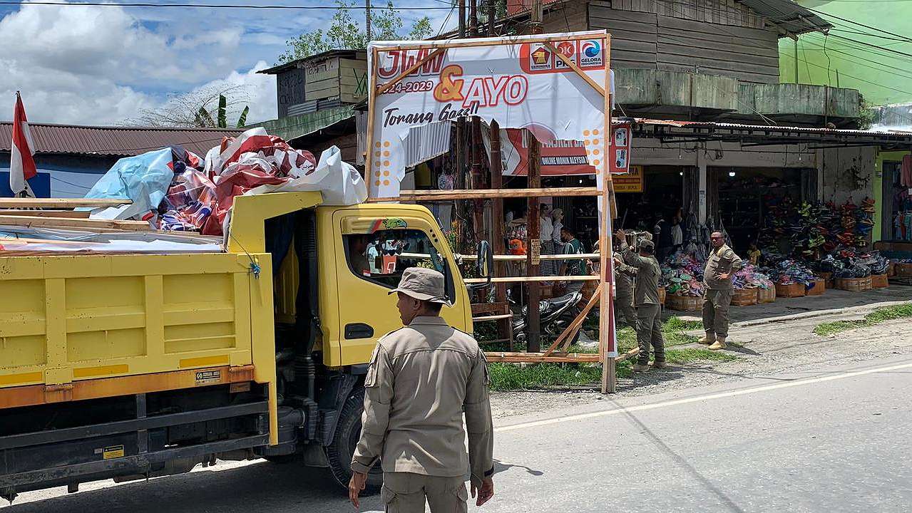 bawaslu-mimika-tertibkan-apk-paslon-di-titik-terlarang