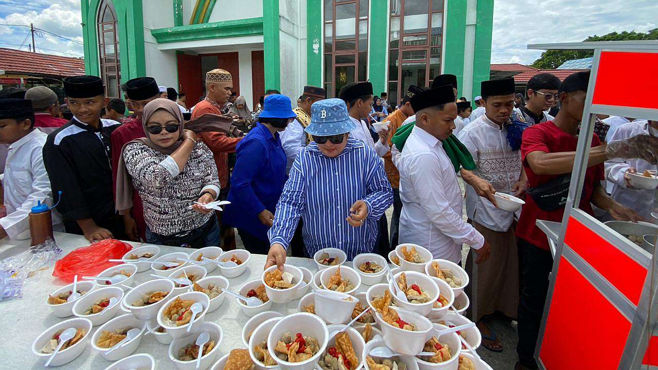 jumat-berkah-aiye-berbagi-ribuan-paket-makanan-ke-warga-sp3