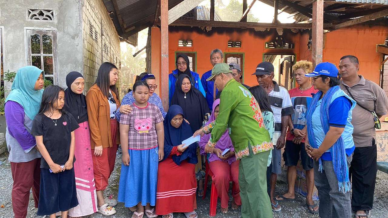 bantu-korban-kebakaran-sp1-aiye-janji-perbanyak-pos-damkar-di-lokasi-strategis