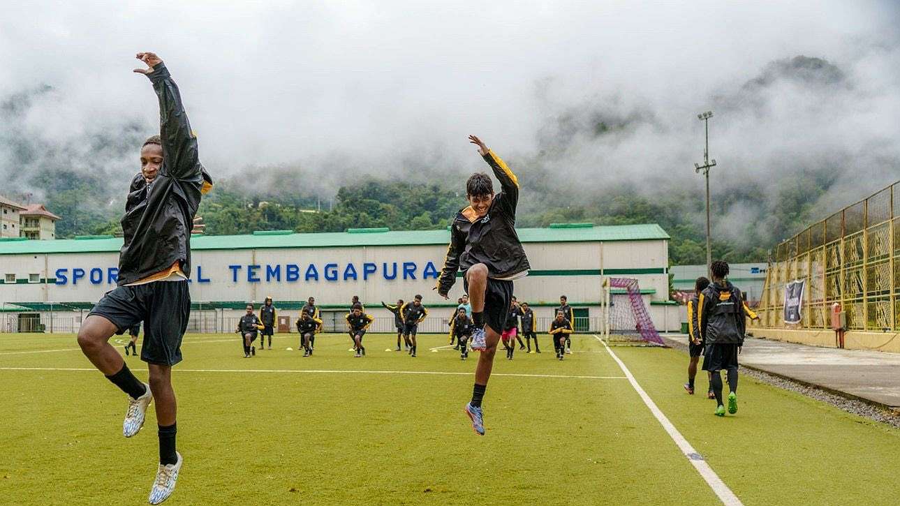 siswa-papua-football-academy-digembleng-fisik-di-ketinggian-2000-meter