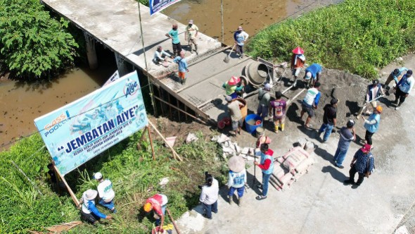 tepati-janji-aiye-bangun-jembatan-di-kelurahan-kamoro-jaya