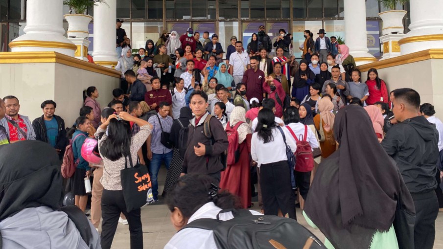 ratusan-guru-pppk-temui-pj-bupati-mimika-tuntut-kepastian-sk