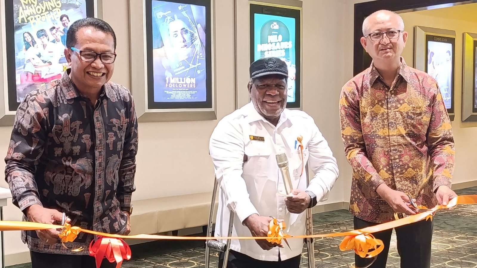 Sekda Mimika, Petrus Yumte didampingi Head of Government Relations Cinema XXI Suprayitno dan Direktur Utama Diana Mall Steven Tan lakukan gunting pita grand opening Cinema XXI. Foto; Martha/Papua60detik