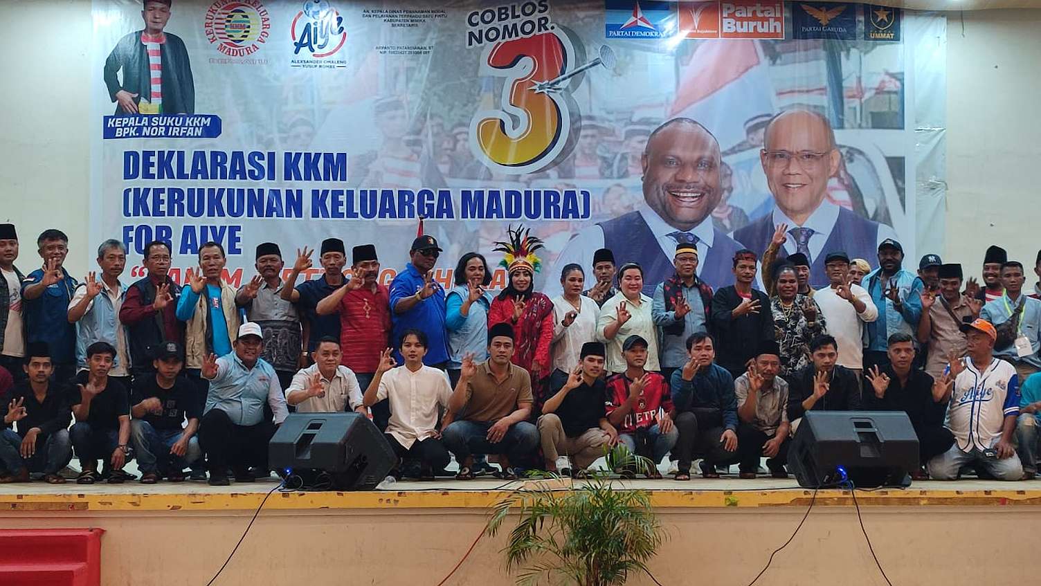 Warga Kerukunan Keluarga Madura (KKM) Timika deklarasikan 'For AIYE' di Gedung Tongkonan, Jalan Sam Ratulangi, Rabu (30/10/2024). Foto: Tim Media AIYE