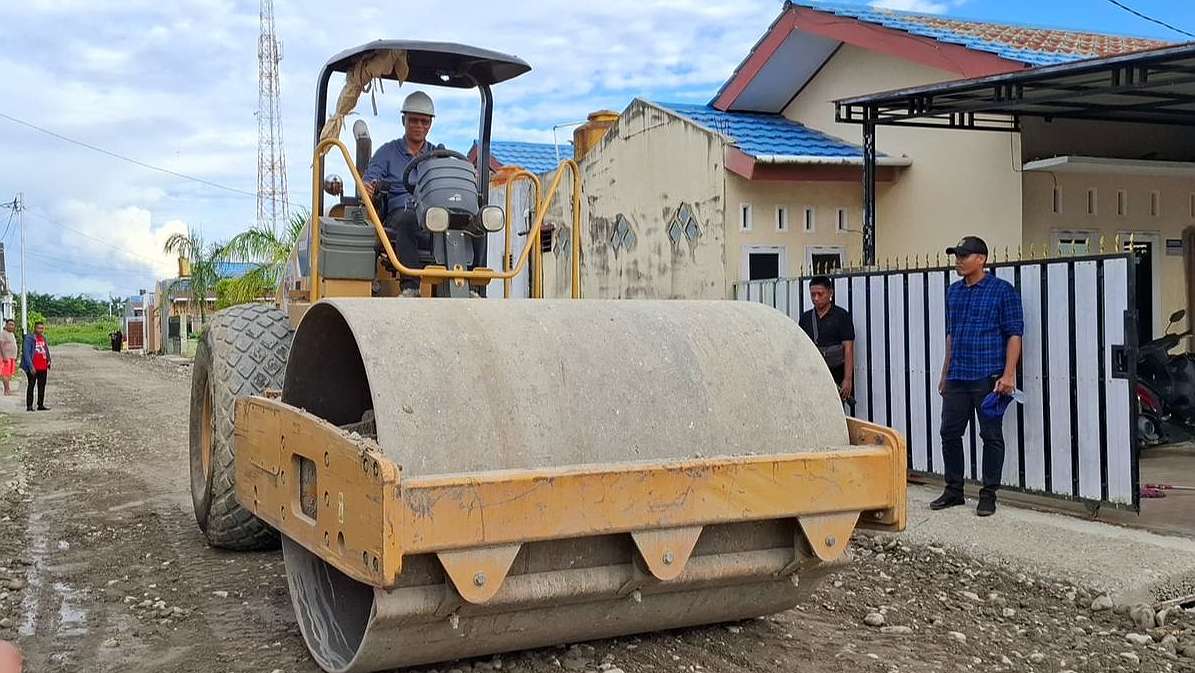 tepati-janji-aiye-perbaiki-jalan-dan-bangun-drainase-kompleks-griya-intan-satu
