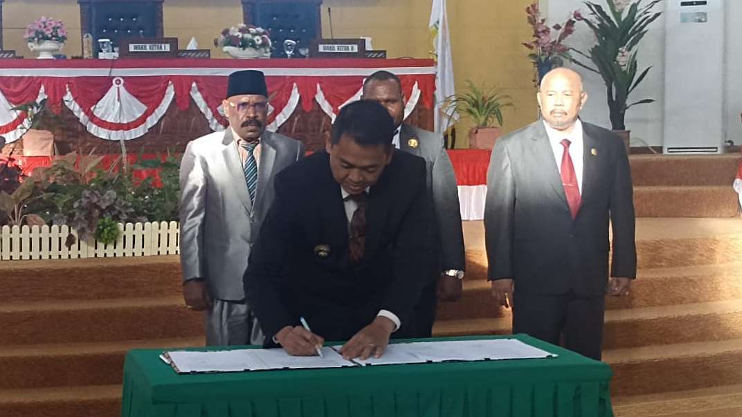 dprd-mimika-sahkan-delapan-raperda-non-apbd