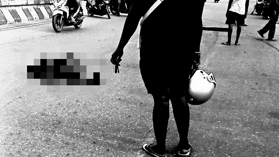 Seorang pria inisial SD meninggal dunia di tempat usai tertabrak truk roda enam yang melintas di Jalan Cenderawasih SP2 depan Jalur 4, Sabtu (2/11/2024) pagi. Foto: Istimewa