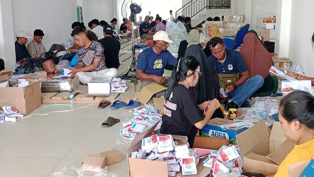 kpu-mimika-libatkan-30-tenaga-sortir-pelipatan-surat-suara