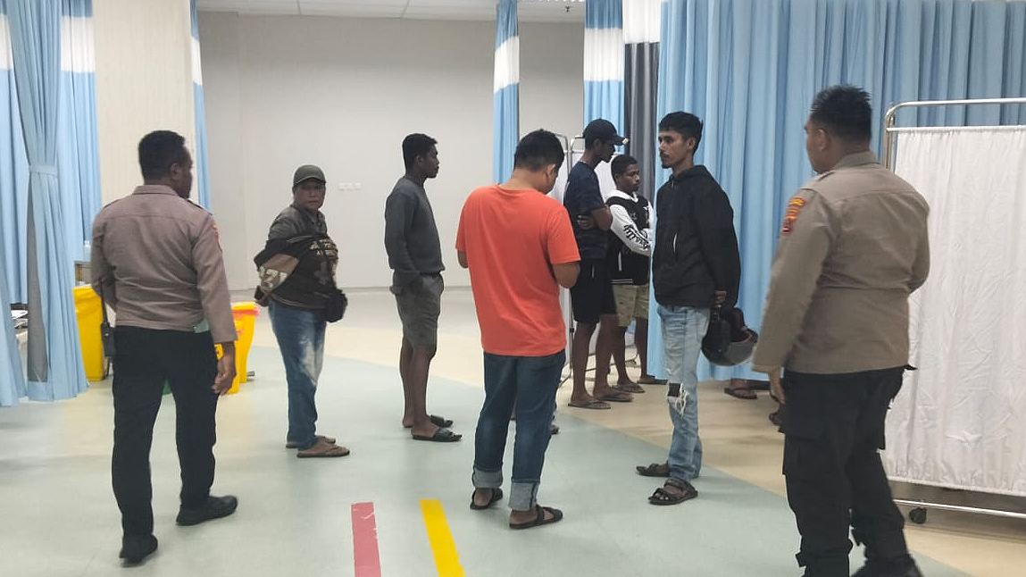 seorang-pria-ditemukan-terkapar-dengan-pisau-tertancap-di-dada