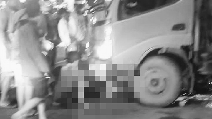 Kecelakaan di Jalan Hasanuddin depan Hotel Horison Timika antara truk roda enam dan motor, Rabu (6/11/2024) malam.  Foto: Istimewa