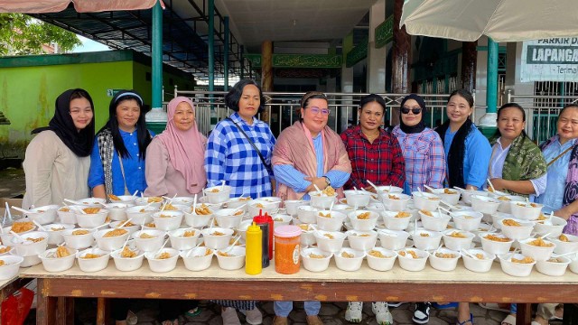 Tim Pasangan calon Bupati dan Wakil Bupati Mimika, Alexsander Omaleng dan Yusuf Rombe (AIYE) Jumat Berbagi Berkah' Jumat (8/11/2024) di Jalan Makarena, Timika. Foto: Tim Media AIYE