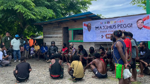 Calon Bupati Mimika, Maximus Tipagau keliling mimika, blusukan serap aspirasi. Foto: Tim Media MP3