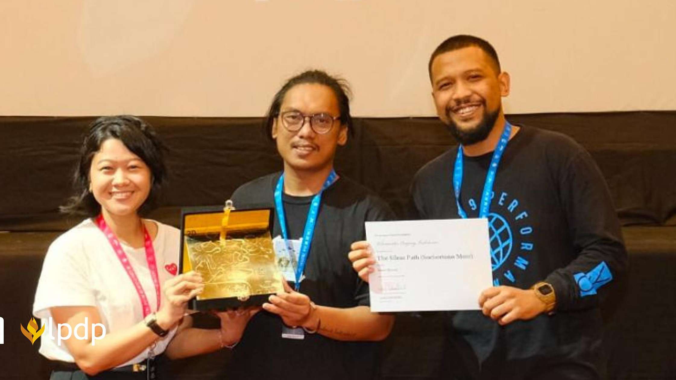 Sutradara Film The Silent Path Yonri Revolt saat menerima penghargaan Best Indonesia Feature Length Documentary di Festival Film Dokumenter FFD) Yogyakarta, Sabtu (9/11/2024) malam. Foto: Istimewa