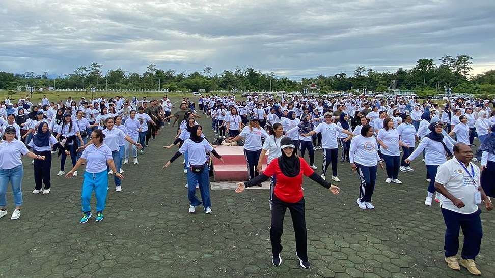 peringati-hkn-2024-ribuan-nakes-senam-aerobik-di-mimika