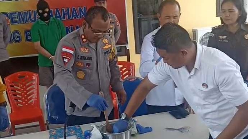 polisi-musnahkan-sabu-sabu-hasil-tangkapan-di-bandara-mozes-kilangin