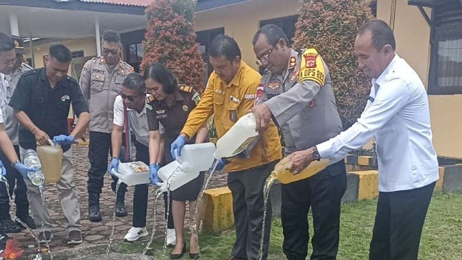ratusan-liter-miras-dimusnahkan-mulai-20-november-polisi-tutup-toko-miras