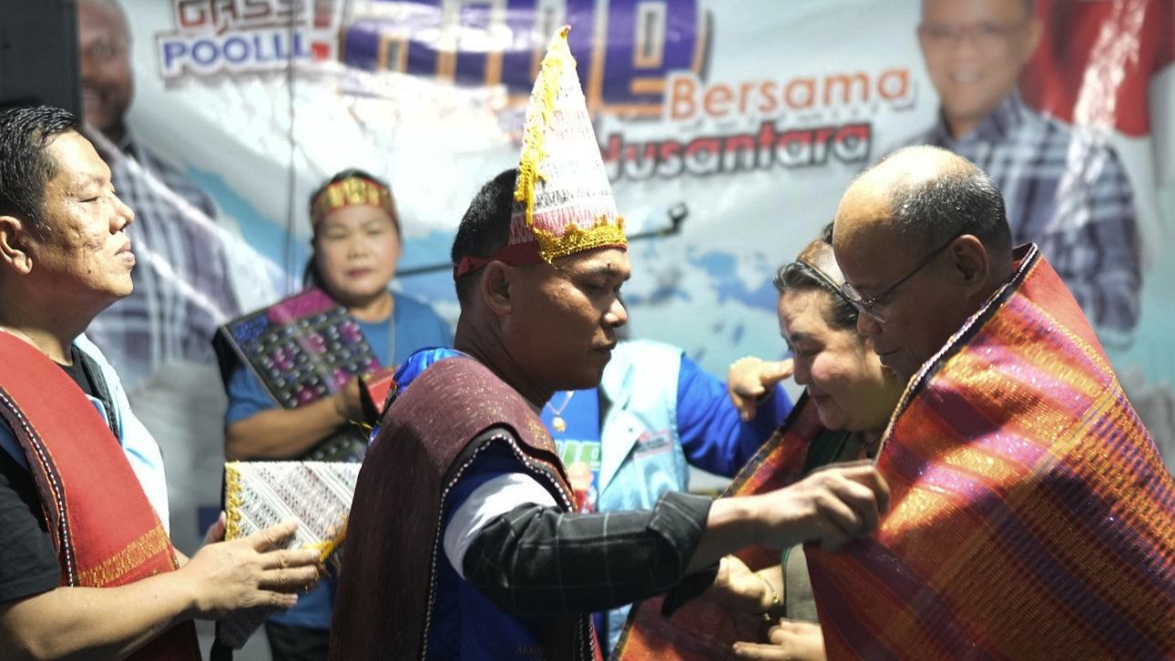 Cawabup Mimika Yusuf Rombe dianugerahi marga Passaribu pada peresmian Posko relawan Sumut di Jalan WR Supratman, Rabu (13/11/2024), Foto: Tim Media AIYE