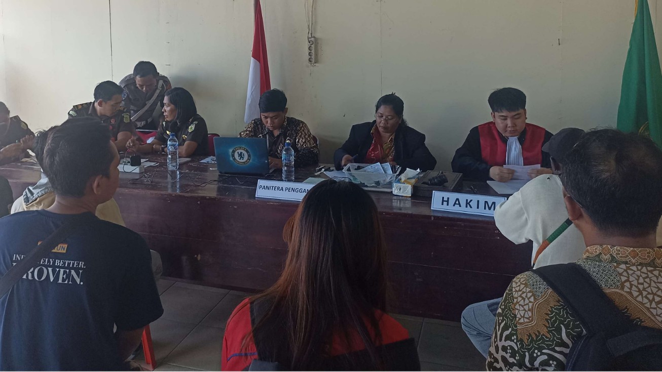 tertangkap-tangan-pengendara-di-timika-langsung-disidang-di-tempat