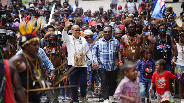 di-depan-ribuan-warga-aiye-komitmen-lanjutkan-pembangunan-jalan-timika-banti