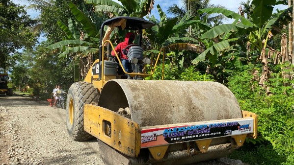 jawab-keluhan-warga-aiye-turunkan-alat-berat-perbaiki-jalan-di-gorong-gorong