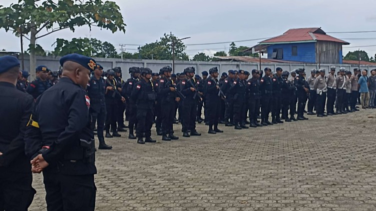 ratusan-aparat-jaga-debat-kedua-pilkada-mimika