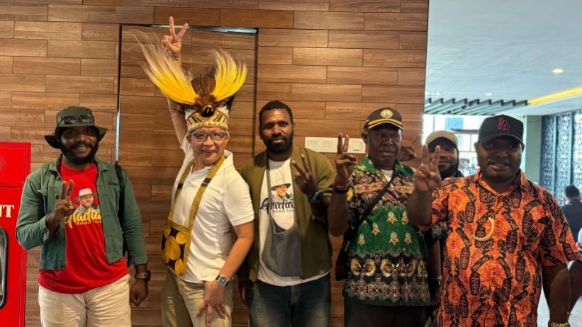 Rocky Gerung saat tiba di Hotel Swiss Bellinn, Jalan Cendrawasih, Timika, Papua Tengah, Selasa (19/11/2024). Foto: Tim Media MP3.