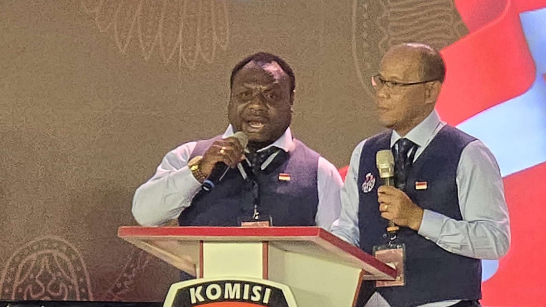 debat-pilkada-mimika-aiye-tampil-percaya-diri-dengan-gebrakan-baru-kartu-mimika-pintar