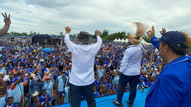 Pasangan AIYE saat menyapa pendukungnya pada kampanye akbar, Kamis (21/11/2024). Foto: Faris/Papua60detik