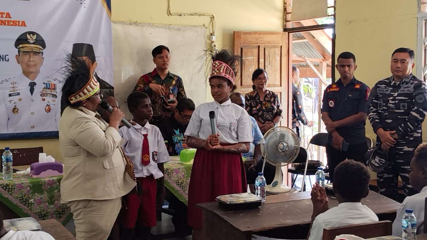 ribka-haluk-pantau-program-makan-bergizi-gratis-di-sd-inpres-gudang-arang-merauke