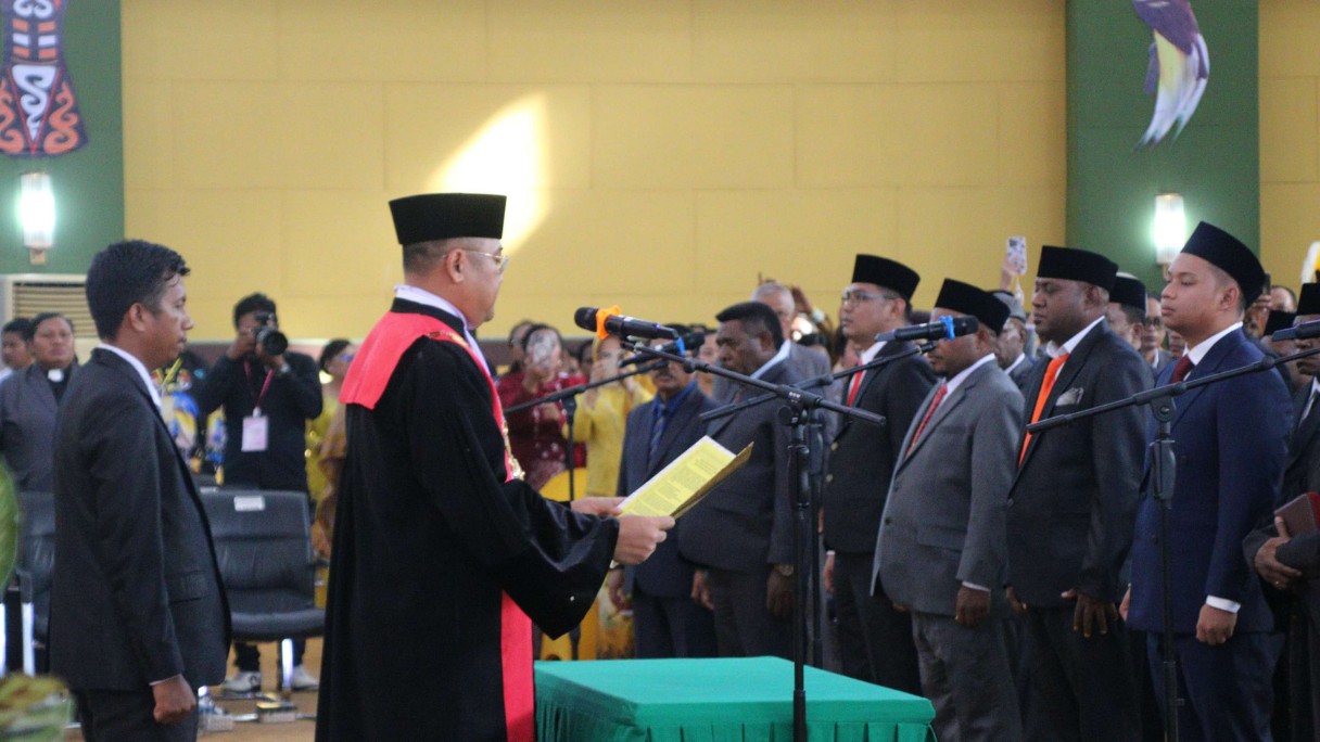 sah-35-anggota-dprd-mimika-periode-2024-2029-resmi-bertugas