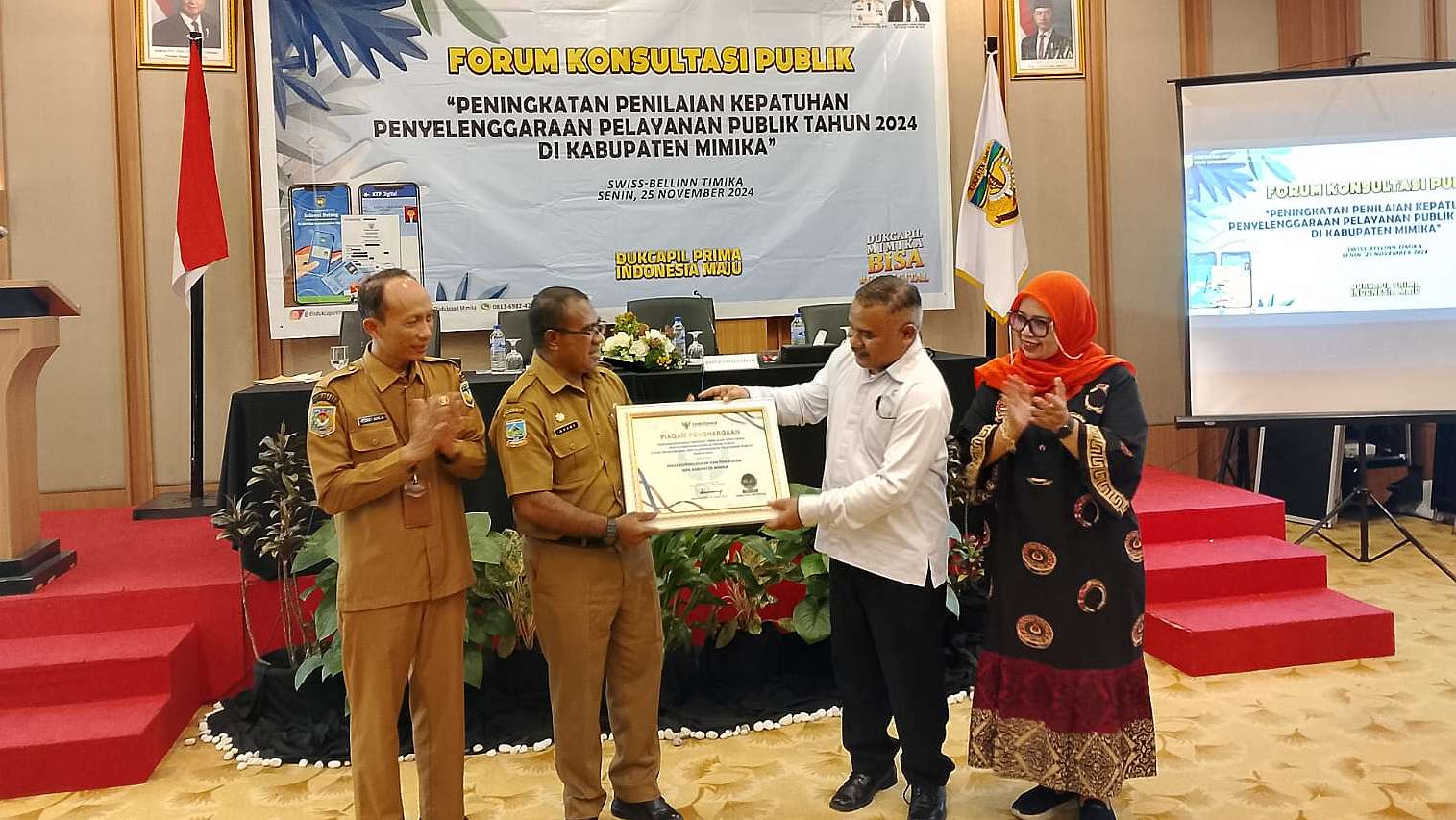 disdukcapil-mimika-dapat-penghargaan-pelayan-publik-terbaik