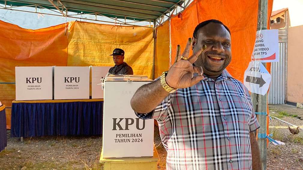 calon-bupati-alex-omaleng-jadi-pencoblos-pertama-di-tps-09-timika-jaya