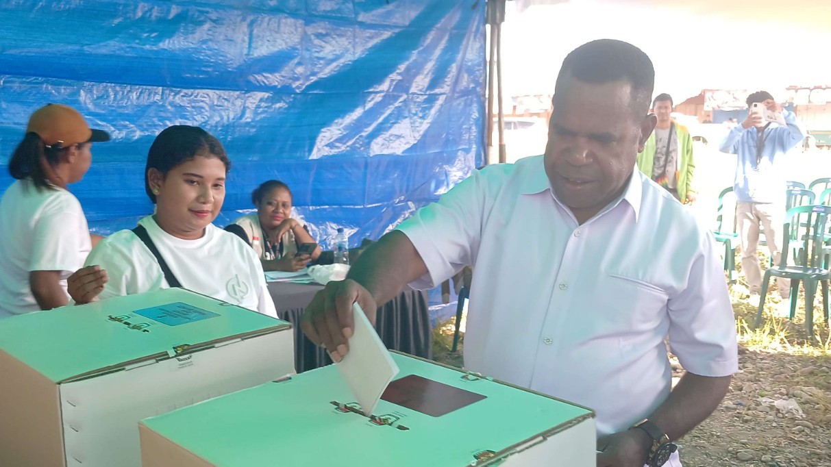 cawagub-agustinus-anggaibak-coblos-di-tps-01-pasar-sp2