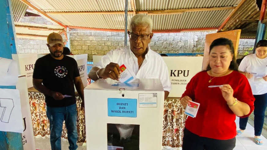 coblos-di-tps-07-pasar-sentral-john-rettob-pilih-pemimpin-yang-punya-nurani-integritas