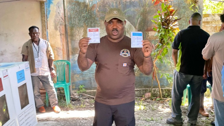 coblos-di-tps-04-karang-senang-maximus-tipagau-yakin-menang