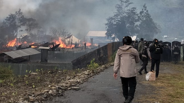 bentrok-antar-pendukung-paslon-94-kena-panah-40-rumah-dibakar