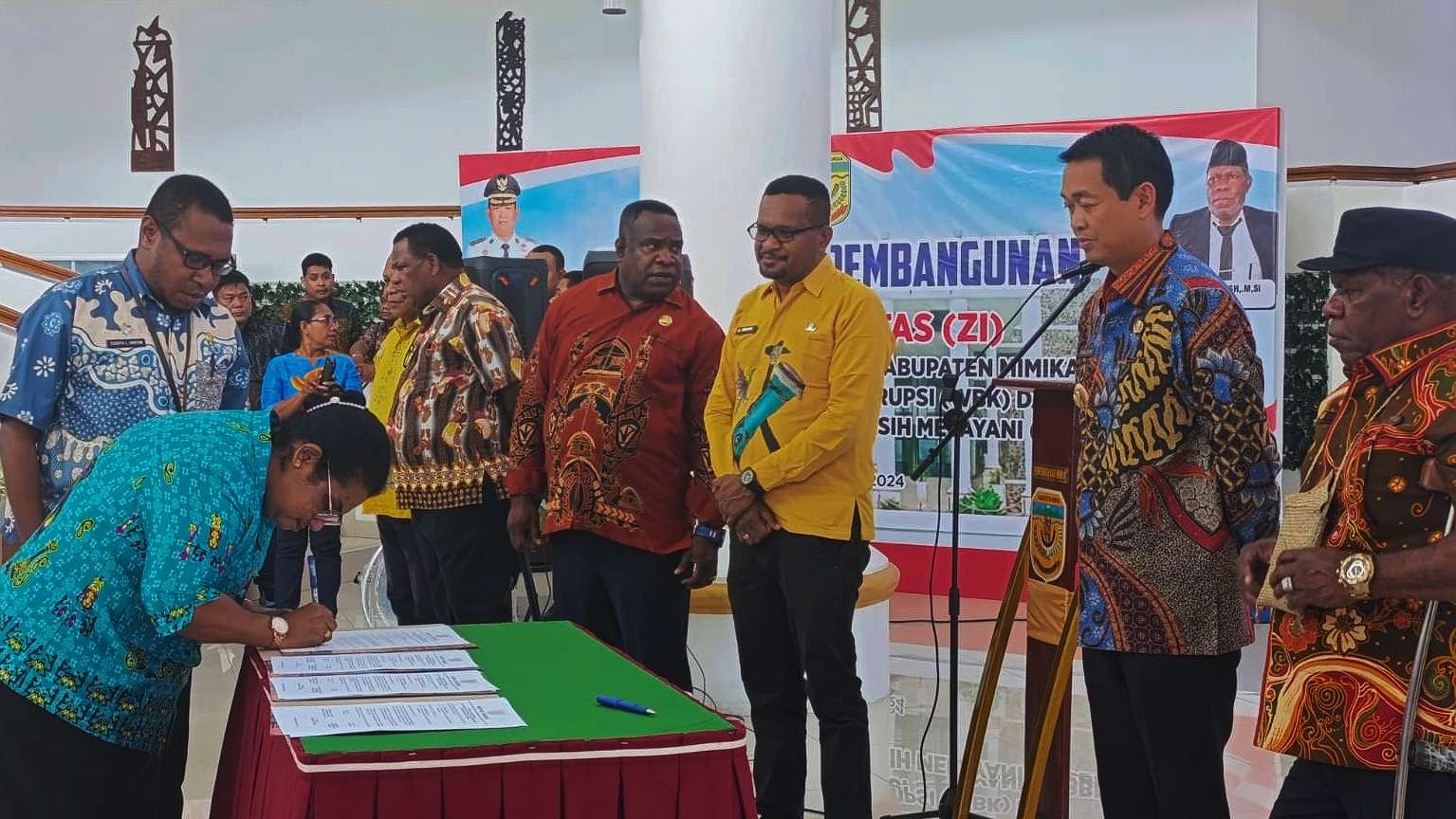 usai-dilantik-pejabat-eselon-ii-kabupaten-mimika-serah-terima-jabatan